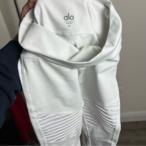 White alo leggings with details #activewear